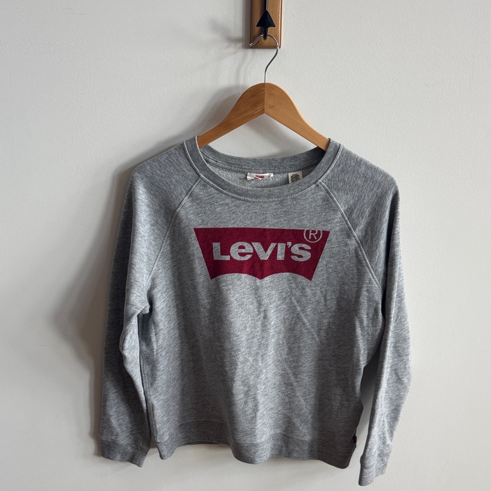 🩶 Levi’s Gray Crew Neck Sweater with Red Logo
Size Large – Women’s